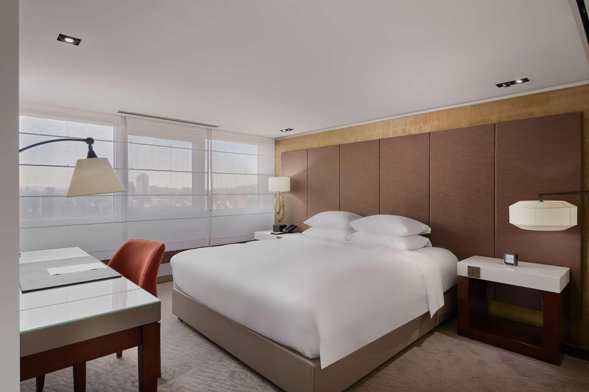 Grand Hyatt Taipei Hotel Exterior photo A bedroom at the hotel